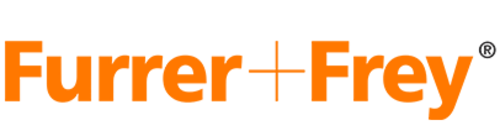 Ein Logo mit dem Wort "Amazon" in einer markanten Schriftart, wobei das "a" in orange hervorgehoben ist und ein geschwungener Pfeil von dem "a" zum "z" führt, was eine Verbindung von "A" bis "Z" symbolisiert.