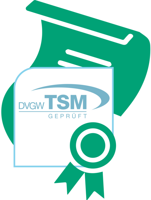 Ein grünes, stilisiertes Dokument mit einer Aufschrift und einem Siegel. Das Dokument enthält die Buchstaben "TSM" und die Worte "DVGW GEPRÜFT". Das Siegel hat einen kreisförmigen Anhänger an einem Band.