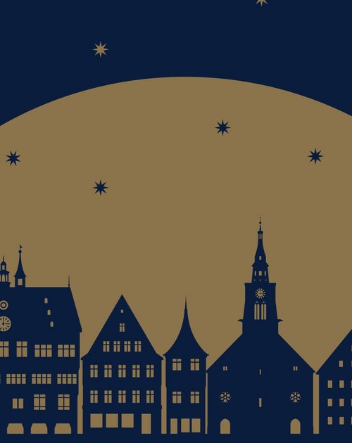 Eine stilisierte Stadtsilhouette in Dunkelblau und Gold, die unter einem großen, geschwungenen Mond zeigt, der eine warme Farbe hat. Über der Stadt sind goldene Sterne verteilt, die einen nächtlichen Himmel darstellen. Die Gebäude haben unterschiedliche Formen und Höhen, darunter Türme und ein Weihnachtsbaum, der einem festlichen Ambiente verleihen.