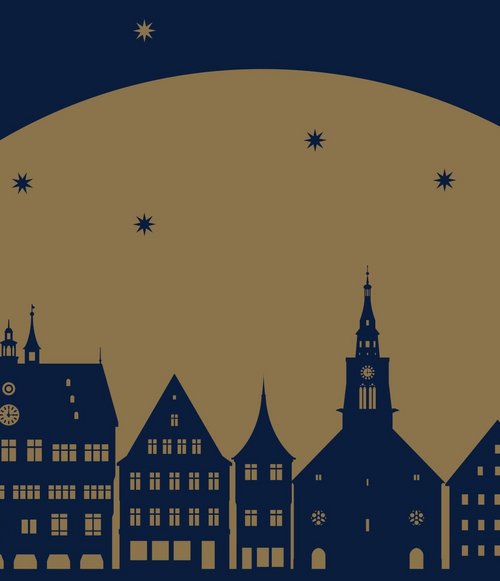 Eine stilisierte Stadtsilhouette in Dunkelblau und Gold, die unter einem großen, geschwungenen Mond zeigt, der eine warme Farbe hat. Über der Stadt sind goldene Sterne verteilt, die einen nächtlichen Himmel darstellen. Die Gebäude haben unterschiedliche Formen und Höhen, darunter Türme und ein Weihnachtsbaum, der einem festlichen Ambiente verleihen.