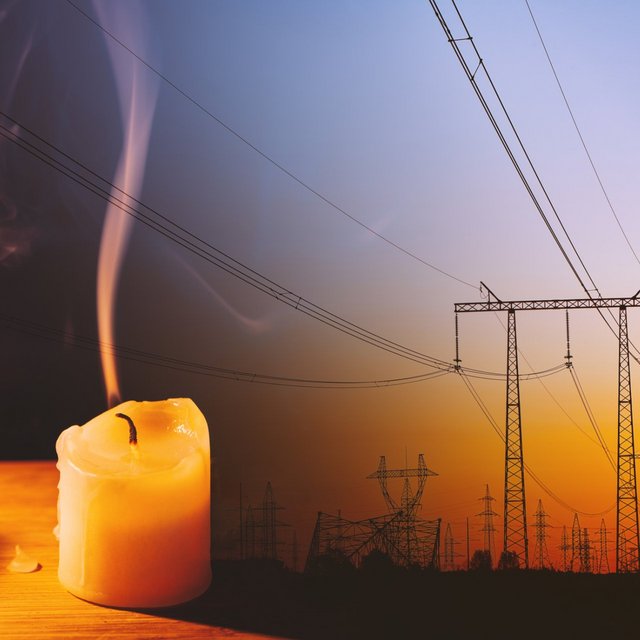 Zwei brennende Kerzen stehen auf einem Tisch, ihre Flammen erzeugen einen sanften Schein und Rauch steigt aus den Dochten auf. Im Hintergrund sind Stromleitungen zu sehen, die sich gegen einen farbenprächtigen Sonnenuntergang abzeichnen. Die Silhouetten der Strommasten und -leitungen verleihen der Szene einen industriellen Kontrast zur warmen Atmosphäre der Kerzenlicht.
