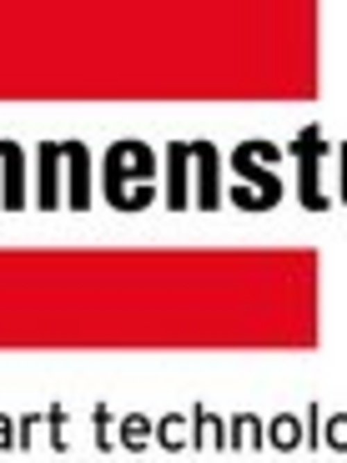 Ein Logo mit dem Schriftzug "brennenstuhl" in Schwarz, darunter der Slogan "_ smart technology." in Schwarz. Im Hintergrund sind zwei rote Rechtecke angeordnet, die das gesamte Logo umrahmen.