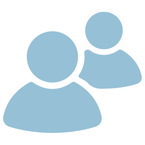 Zwei stilisierte Figuren, eine größere und eine kleinere, die nebeneinander stehen. Beide haben runde Köpfe und leicht abgerundete Körper. Die Farbe ist ein sanftes Blau.