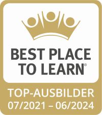 Ein goldfarbenes Siegel mit der Aufschrift "BEST PLACE TO LEARN®". Darüber befindet sich eine stilisierte Krone mit drei Figuren. Unten steht "TOP-AUSBILDER" und datierte Informationen von "07/2021 – 06/2024".